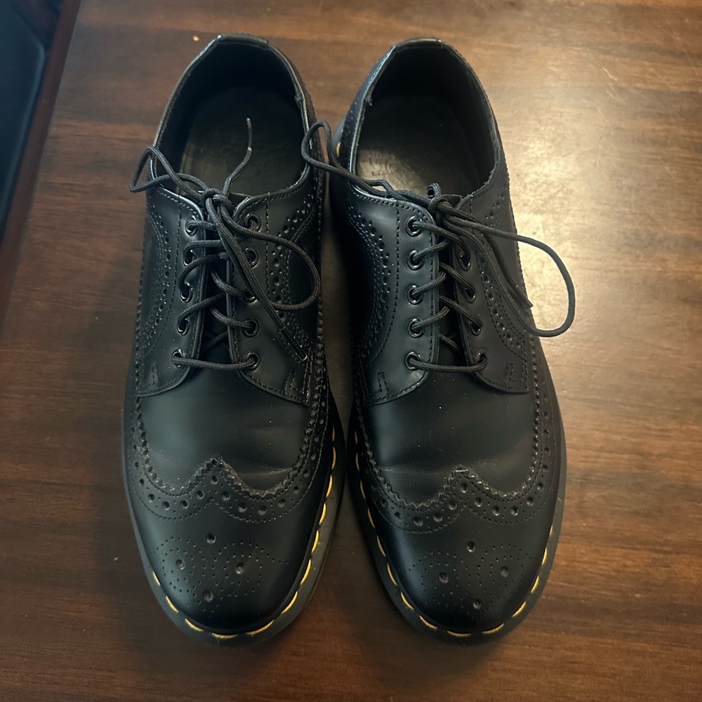 Classic Black Brogue unisex Dr. Martens